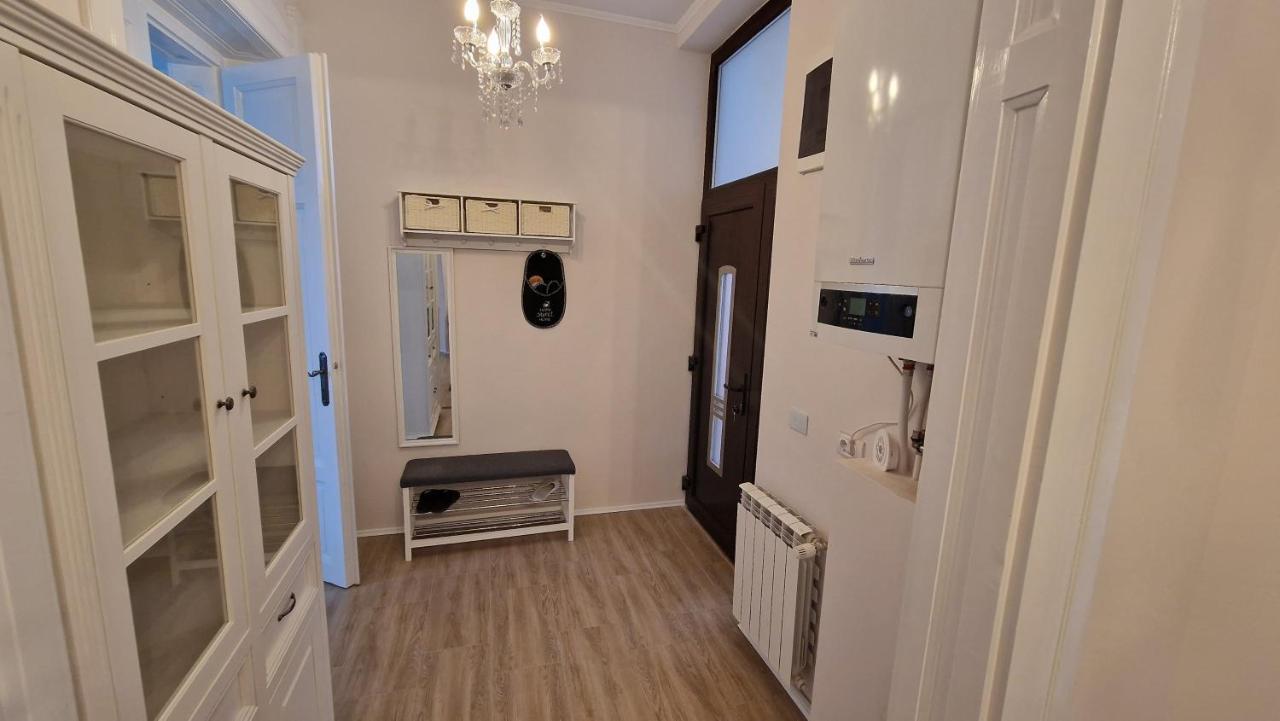 Uvs Central Luxury Apartment Орадя Екстер'єр фото